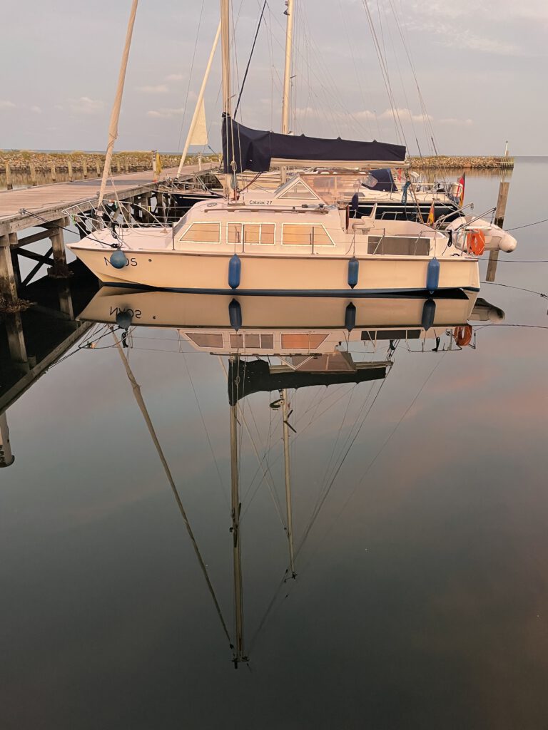 Sommertörn 2022 Katamaran dänische Südsee
Naos im Hafen von Veijro / Veijrö 