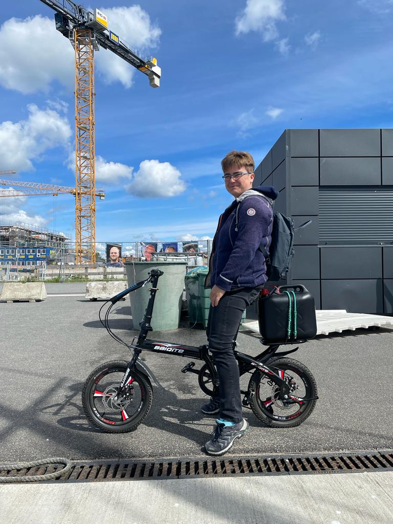 Der kleine Packesel und sein Mensch. Fahrrad auf der Segelyacht