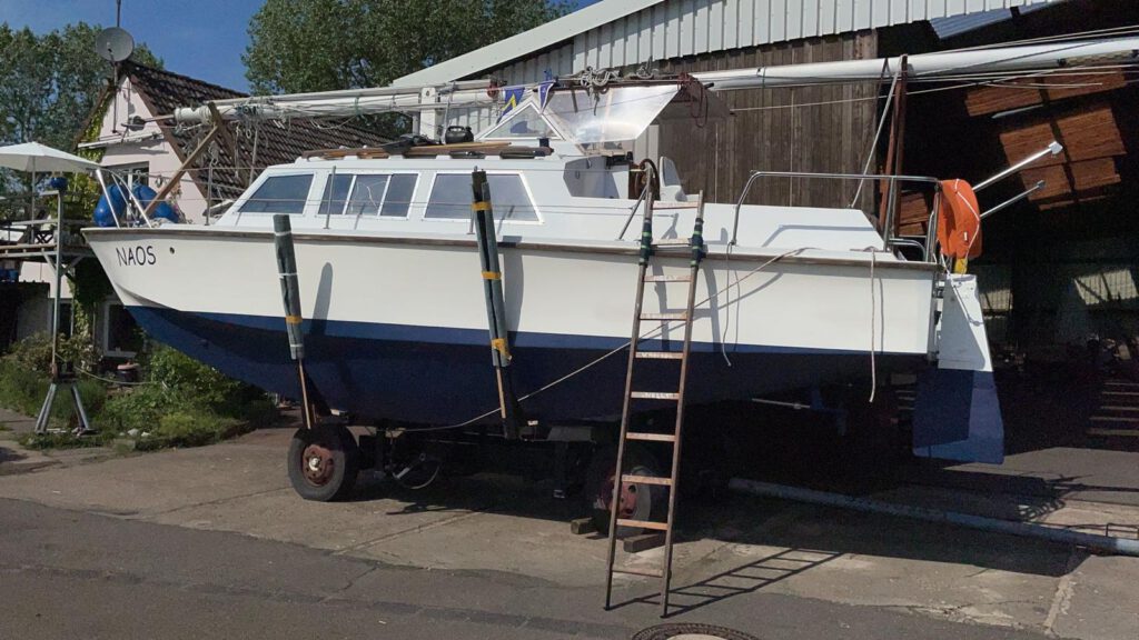 Das fertige Ergebnis kommt aus der Halle und ist bereit wieder ins Wasser zu gelangen.
Mirka Schleifmaschine 