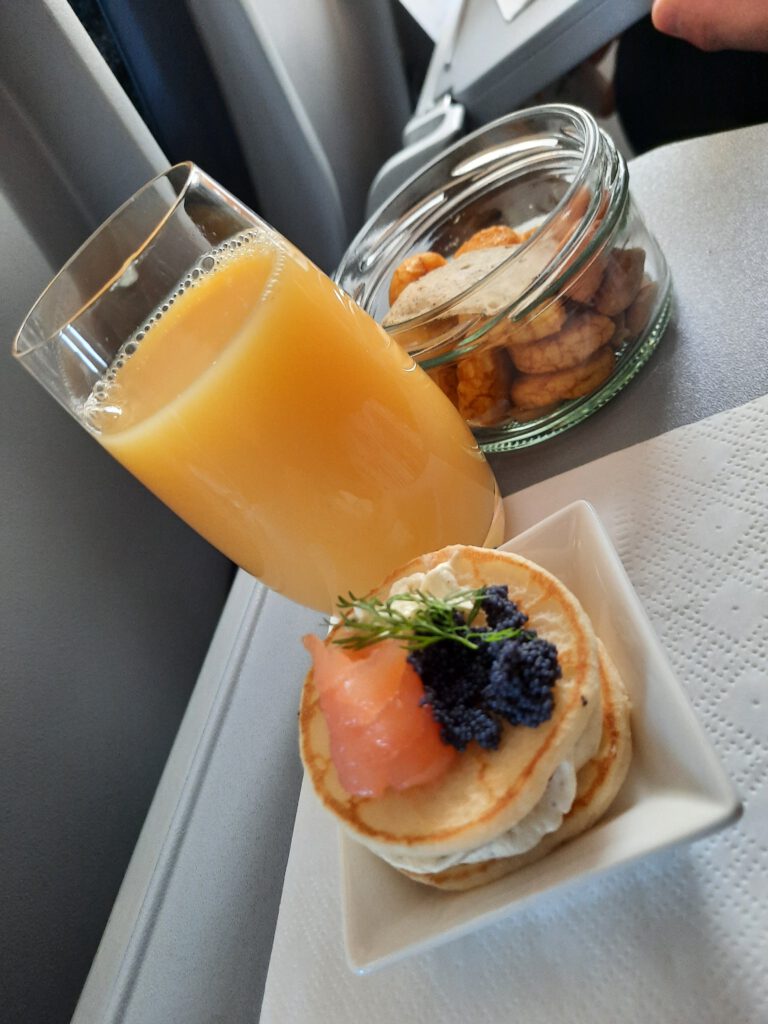 Skifahren Nordlicht Trysil 
Wunderbares Essen und Getränke an Board von Lübeck Air. Kräcker und ein Häppchen