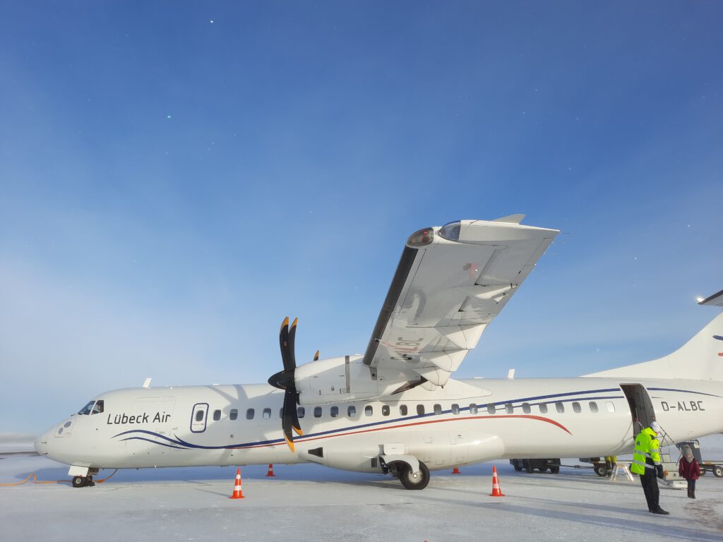 Lübeck Air ATR72-500 am Skandinavien Mountain Airport
Unser Flugzeug nach Schweden
Skifahren Nordlicht Trysil 