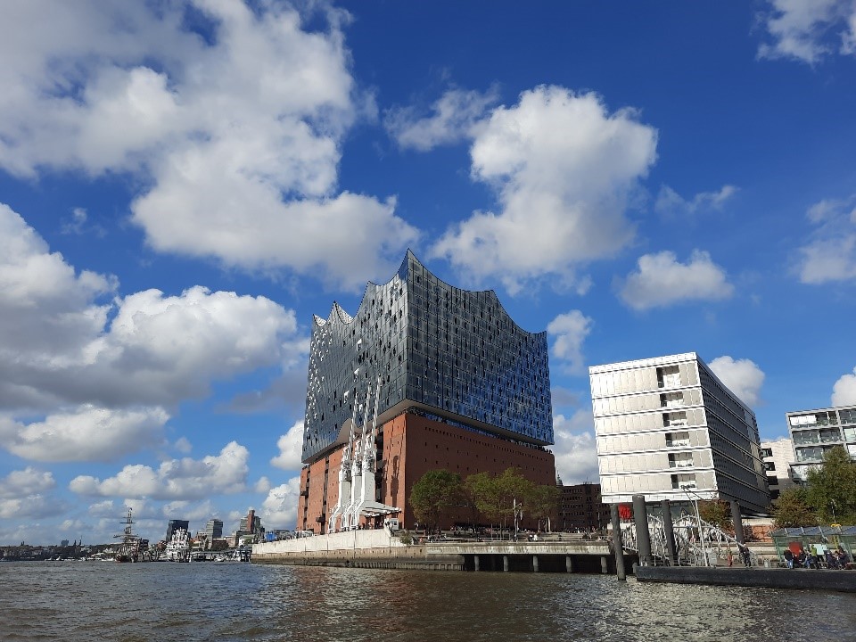 Wieder an der Hamburger Elbphilharmonie. Die Hafencity von der Elbseite.