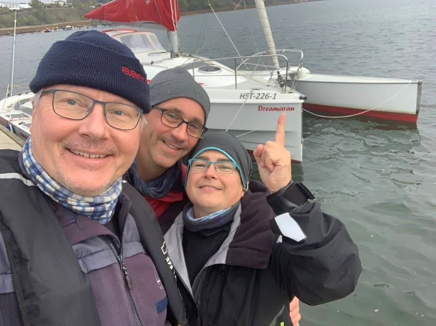 Jana, Lars und Matthias vor dem gecharteten Dragonfly 28 in Altefähr auf Rügen.