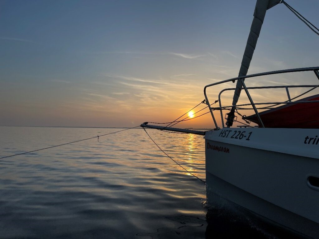 Sonnenuntergang vor Hiddensee Ende Oktober 2022 Dreirumpf Trimaran Dragonfly 28 Herbst 2022