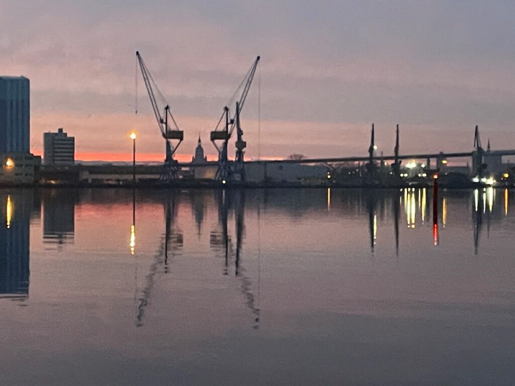 Sonnenuntergang vor Strahlsund kurz vor der alten Klappbrücke im Strelarsund. 