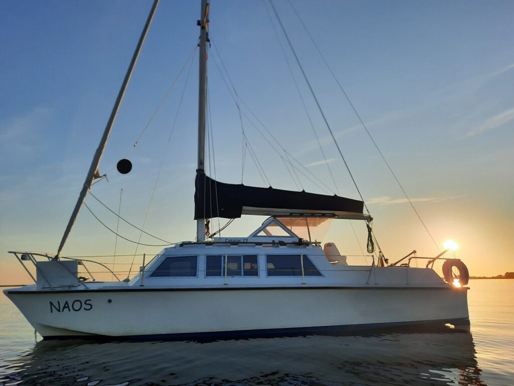 Naos vor Anker vor dem Hafen Orth auf Fehmarn. Eine Traumhafte Ankerbucht. Das Seegras ist etwas tricky.