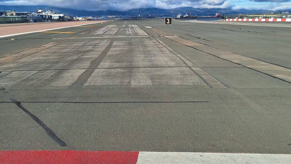 Blick über die Start und Landebahn des Internationalen Flughafen Gibraltar