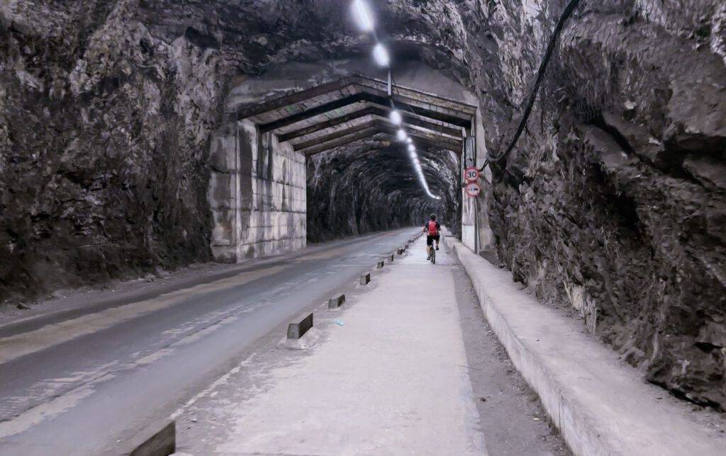 Fahrt durch den Tunnel an der Ostseite Gibraltars