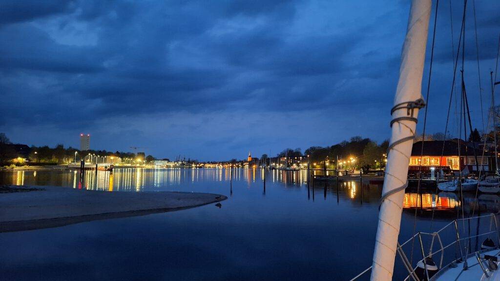 Segeltörn Lolland Naos im Neustädter Rundhafen bei Nacht